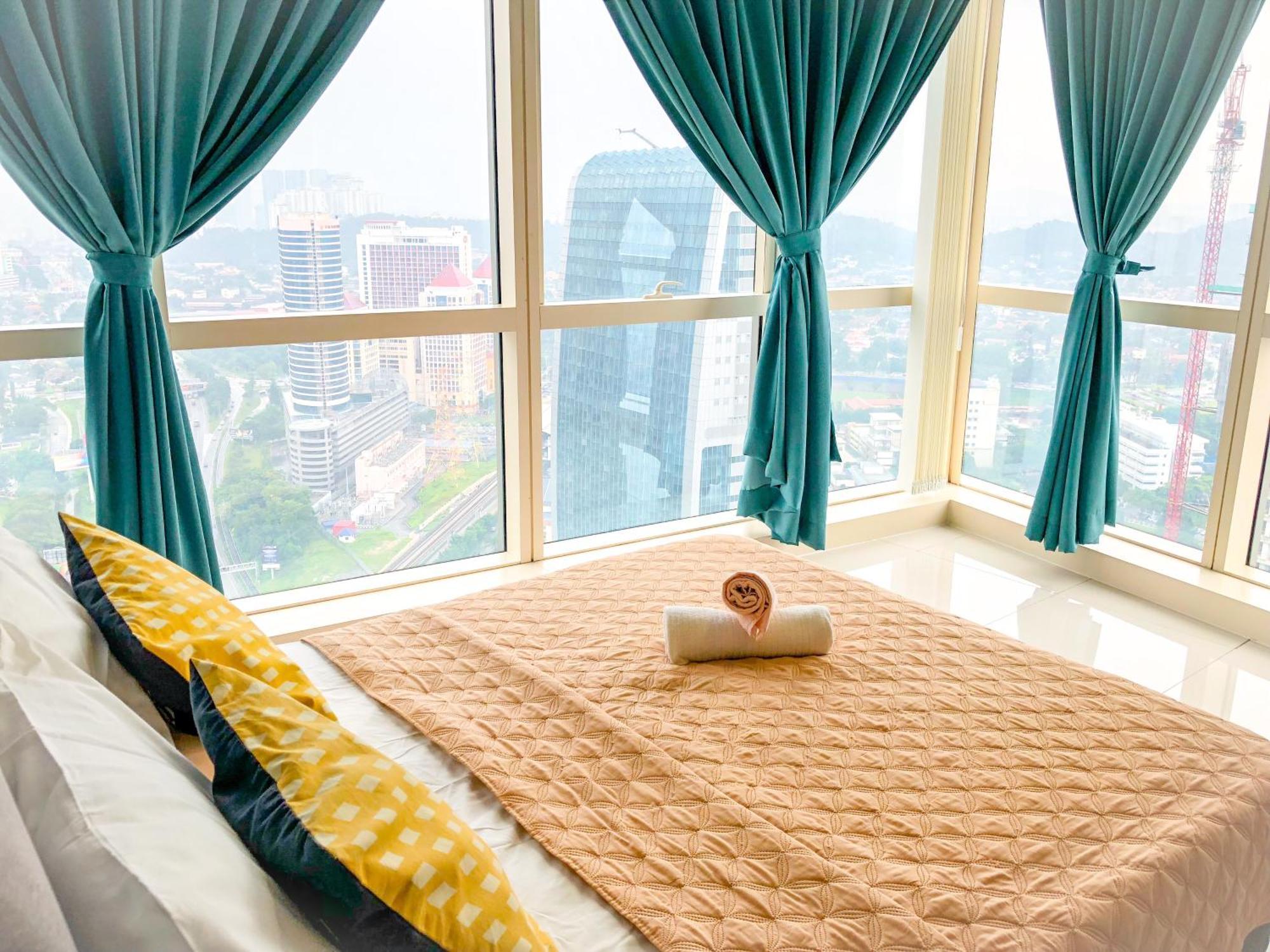 Chrisenbel Suites - Pinnacle Pj Петалинг-Джая Экстерьер фото