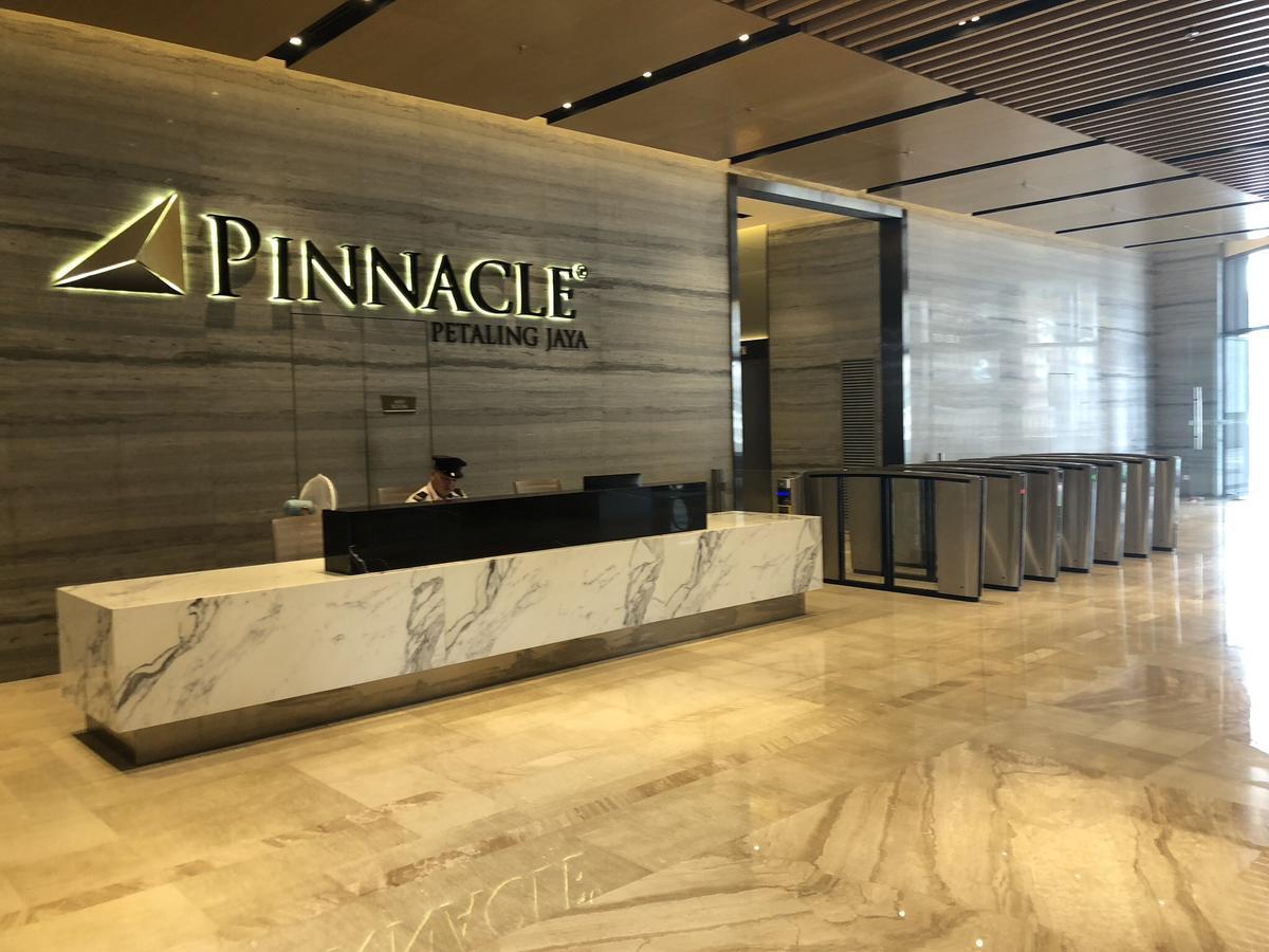 Chrisenbel Suites - Pinnacle Pj Петалинг-Джая Экстерьер фото
